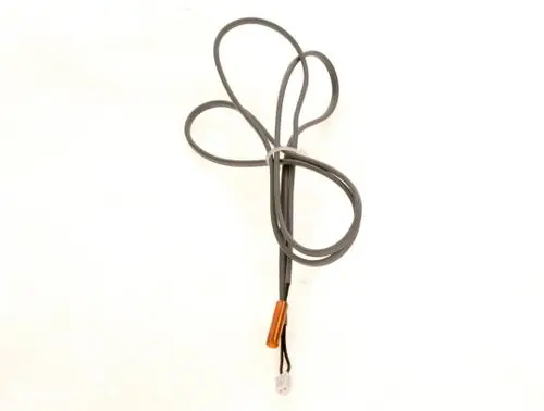 Temperaturfühler von Bosch mit zwei angeschlossenen Kabeln, eines mit einer Kupferendkappe und das andere mit einem Steckeranschluss.